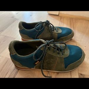 Size 8 two toned green Teva tennis shoes